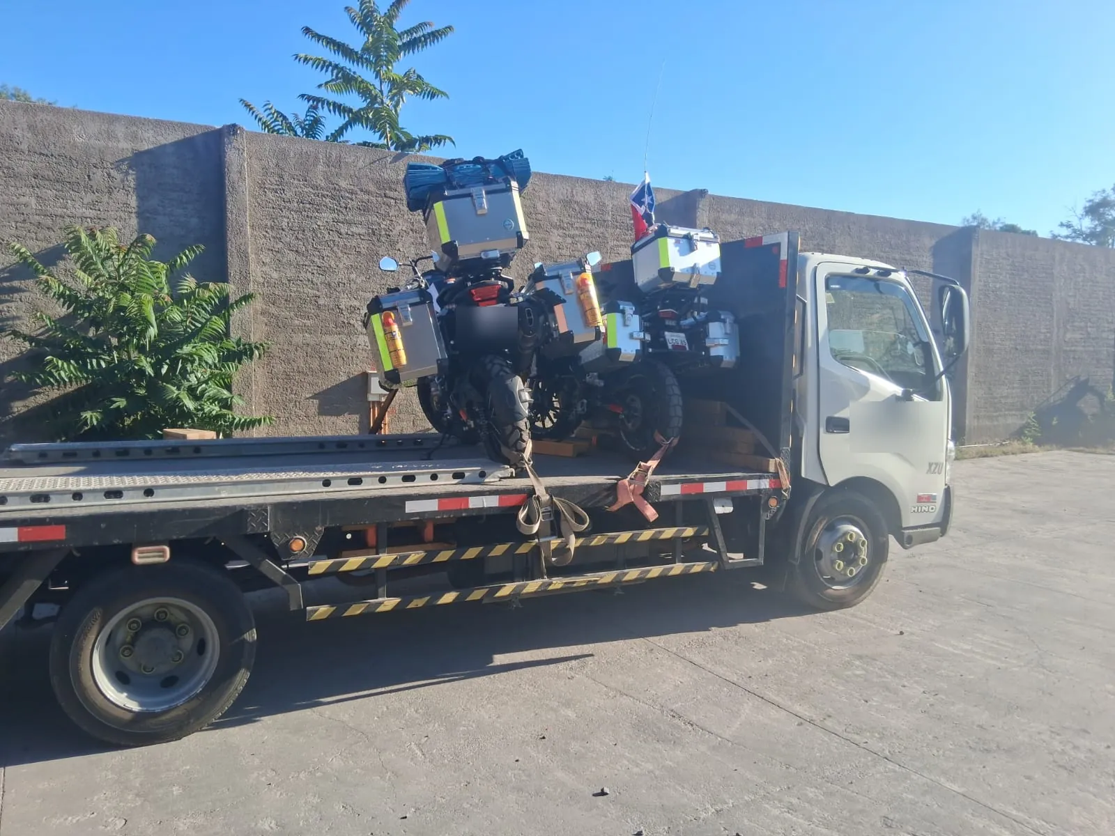 Camión plano con carga especial amarrada