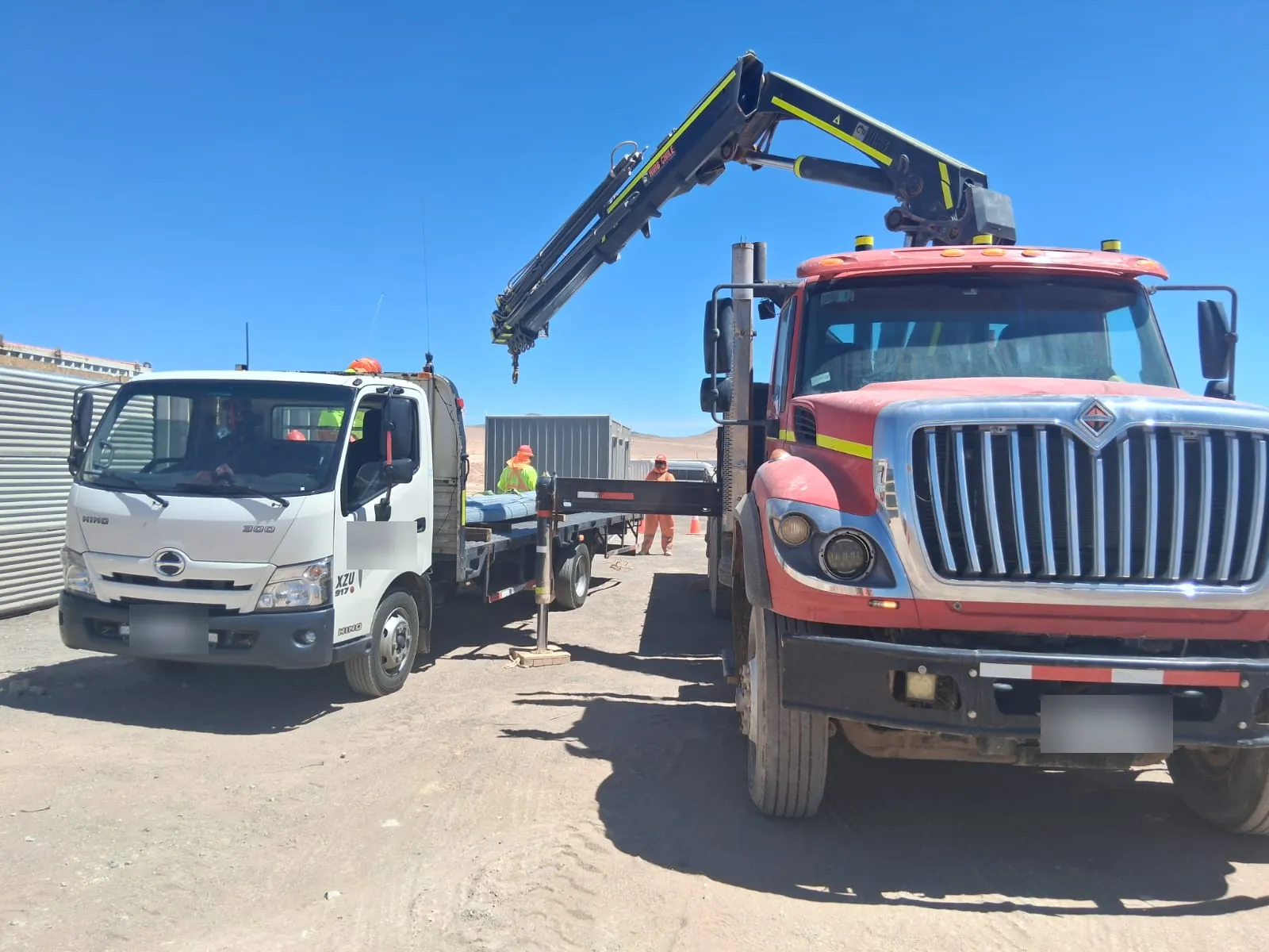 Camión plano de TRANS ISIDORA SPA descargando en una faena del norte de Chile