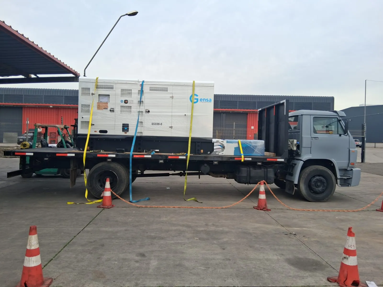 Transporte de generador eléctrico industrial en camión plano de 10 toneladas