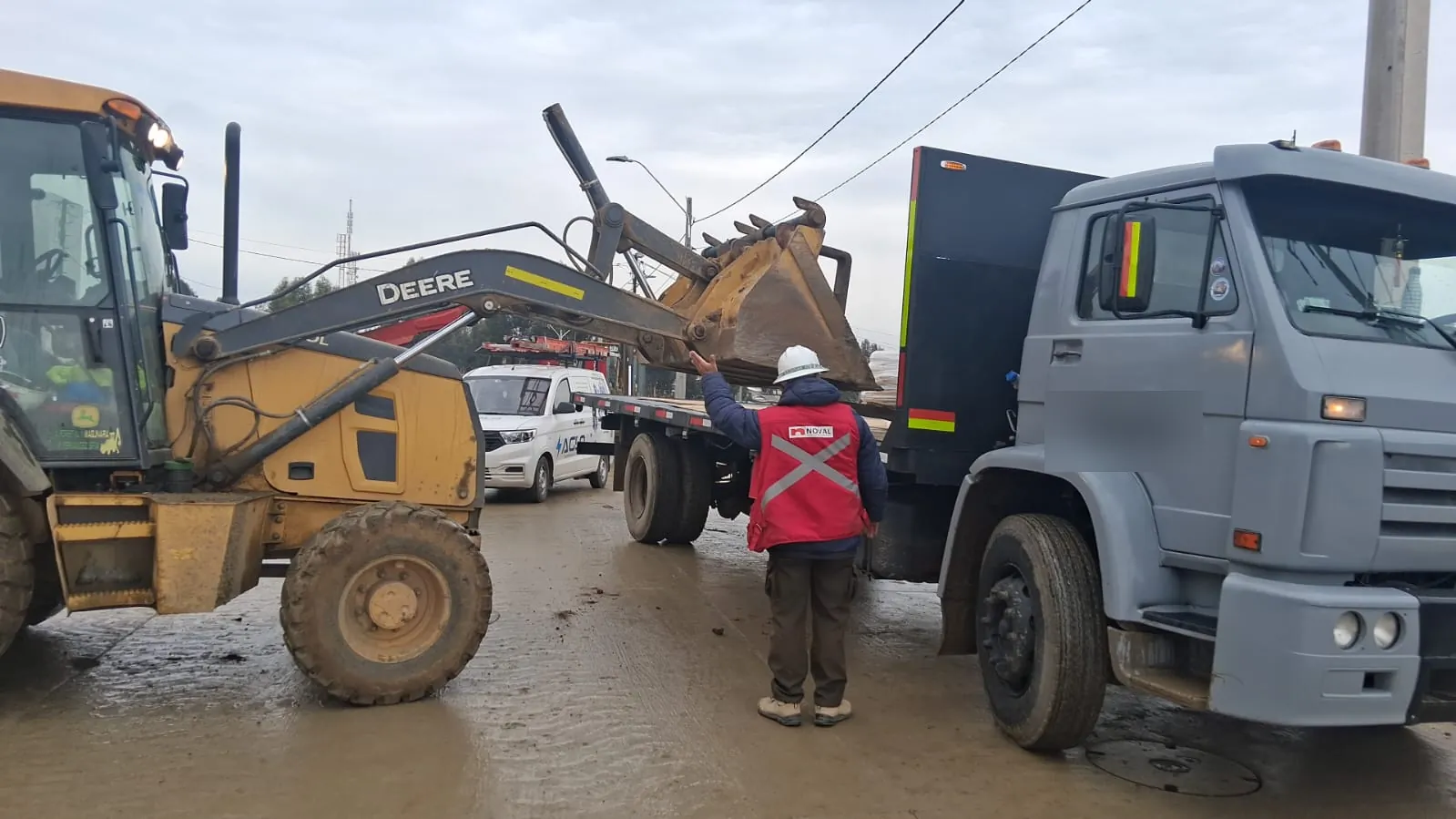 Traslado de retroexcavadora en camión plano en Santiago