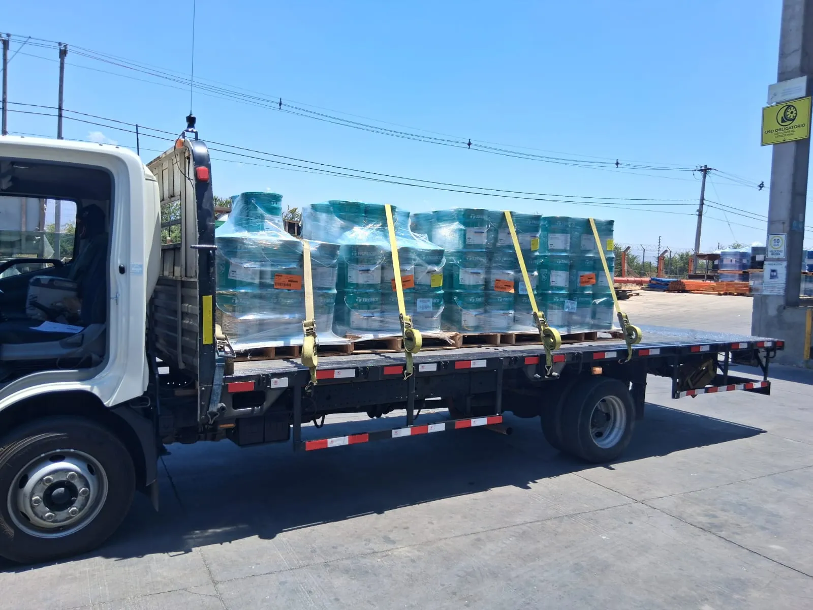 Transporte de pallets y materiales de construcción en camión plano