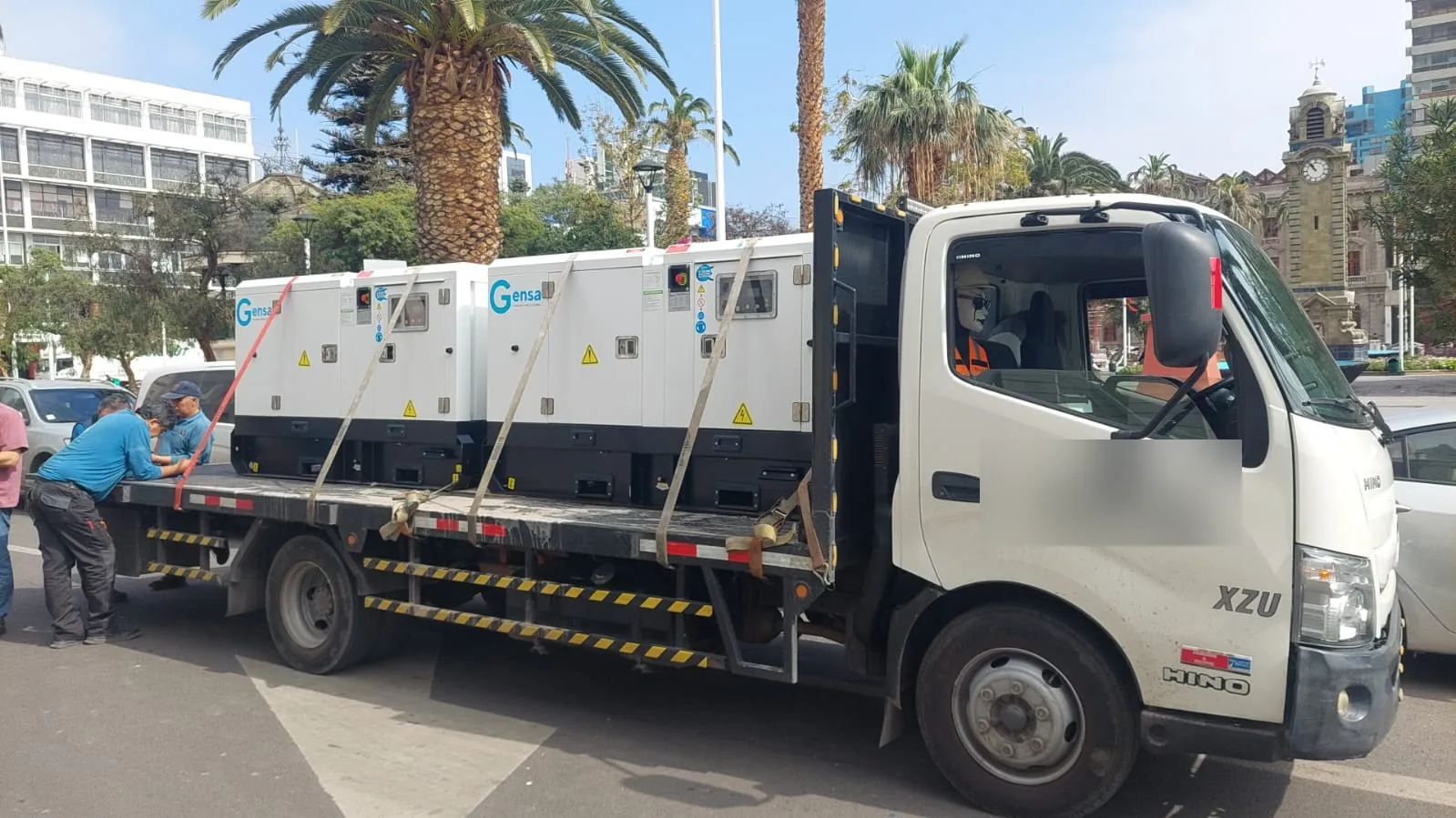 Camión plano con generadores en el norte de Chile